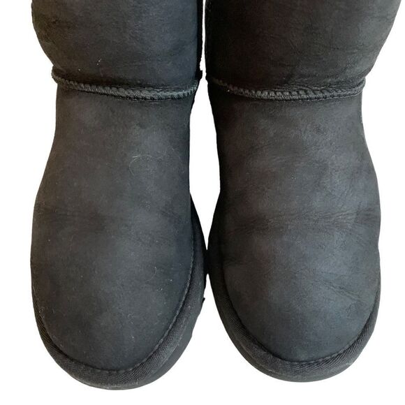 Women's UGG black Classic Short boots - Picture 3 of 9